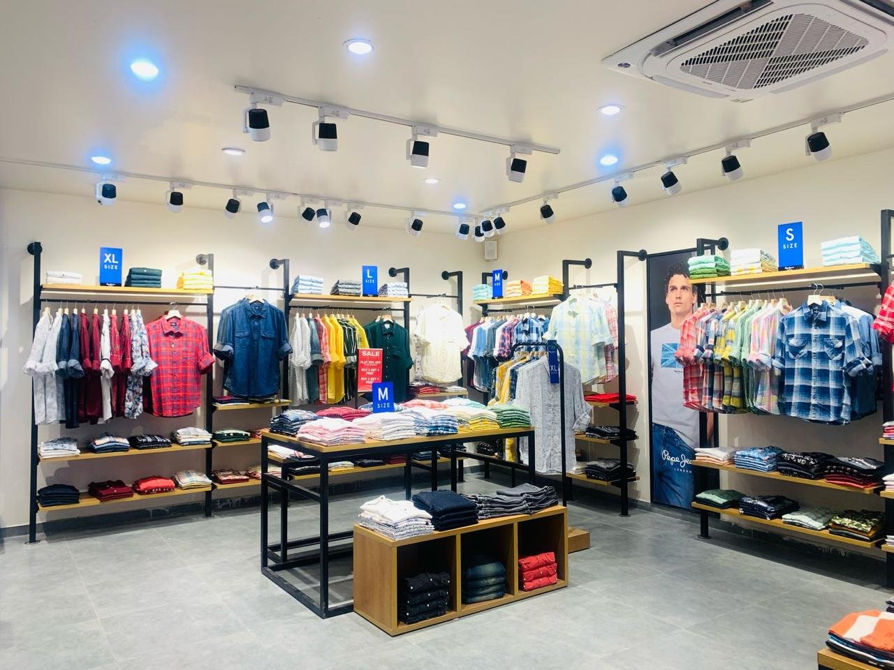 Ideal Optical Shop Interior - Modern Retail Design